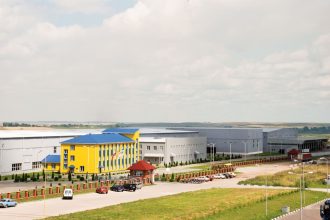 Inwestycje zagraniczne firm z branży meblarskiej są bardziej niż skromne. Na zdjęciu: salon firmowy Black Red White w centrum handlowym w Winnicy na Ukrainie.