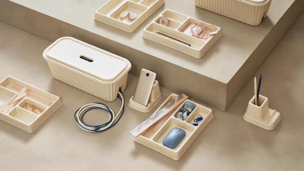 Serię organizerów HÖNSNÄT wykonano z niebielonej tektury, która nadaje im surowy, naturalny wygląd. Dzięki zastosowaniu lekkiego materiału organizery można łatwo przenieść tam, gdzie są potrzebne.