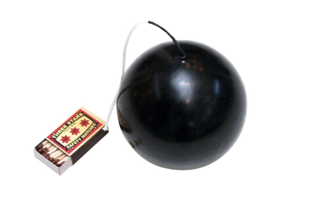 Nawet prozaiczną świecę i zapałki można zamienić w atrakcyjny produkt co udowodniło Atelier Ted Noten.