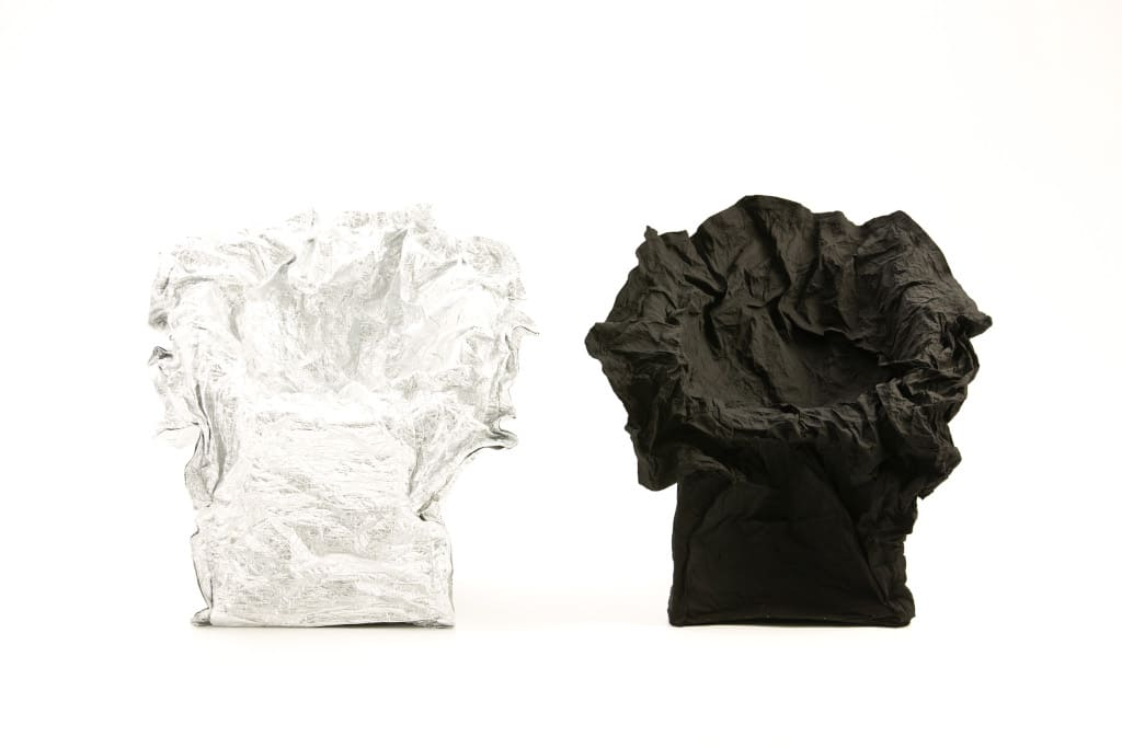 Krzesła „Memory” w dwóch wersjach kolorystycznych: srebrnej i czarnej.