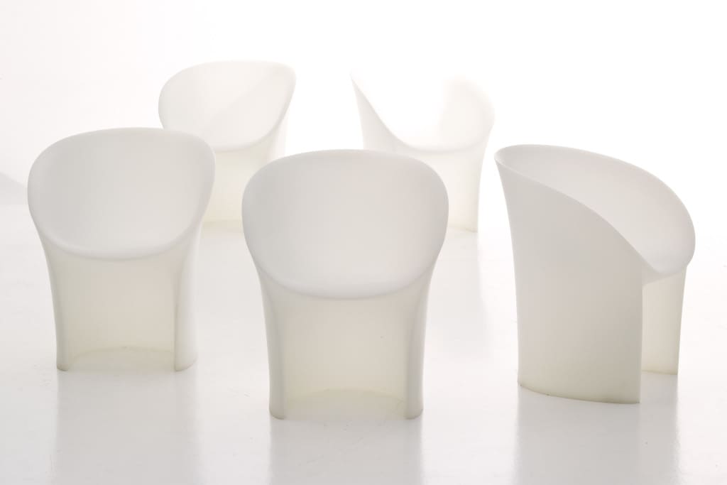 Krzesła „Moon” (proj. Tokujin Yoshioka, prod. Moroso), zgodnie z nazwą, są inspirowane efemerycznym księżycowym światłem.