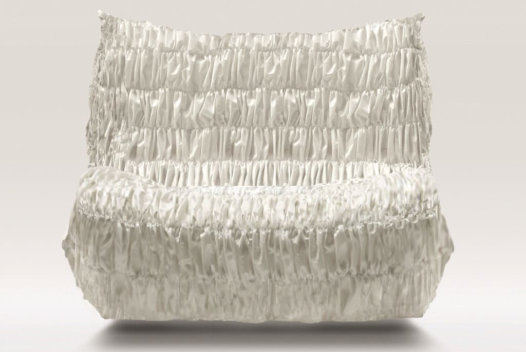 „Papierowa chmura” (proj. Tokujin Yoshioka, prod Moroso) tak naprawdę pokryta jest specjalnym tworzywem przypominającym papier.