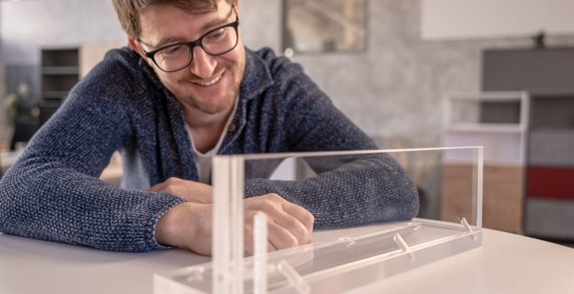 Christoph Hammerbacher, dyrektor zarządzający Hammerbacher, opisuje Threespine® jako idealne rozwiązanie do produkcji inteligentnych i elastycznych mebli.