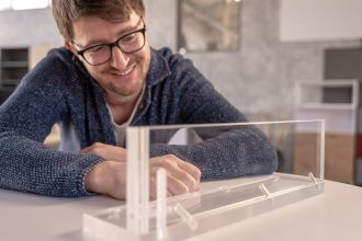 Christoph Hammerbacher, dyrektor zarządzający Hammerbacher, opisuje Threespine® jako idealne rozwiązanie do produkcji inteligentnych i elastycznych mebli.