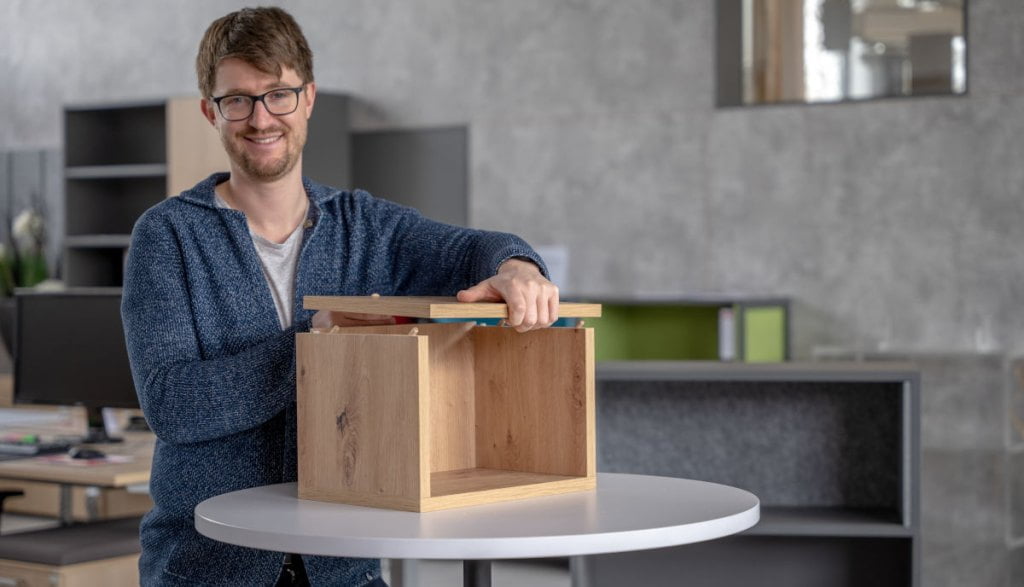 Christoph Hammerbacher, dyrektor zarządzający Hammerbacher, opisuje Threespine® jako idealne rozwiązanie do produkcji inteligentnych i elastycznych mebli.