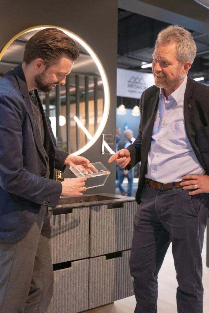 Dyrektor ds. rozwoju firmy Dansani, Rasmus Kjær, i projektant Andreas Marxen opowiadają o tym, jak Threespine® pomaga im tworzyć bardziej zrównoważone meble.