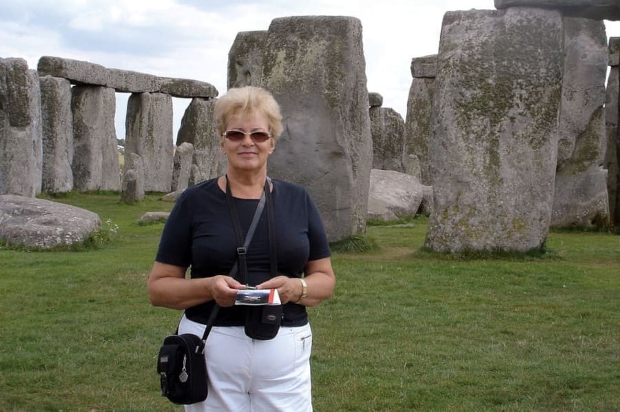 Wanda Zyburska. W tle legendarny Stonehenge w Anglii.