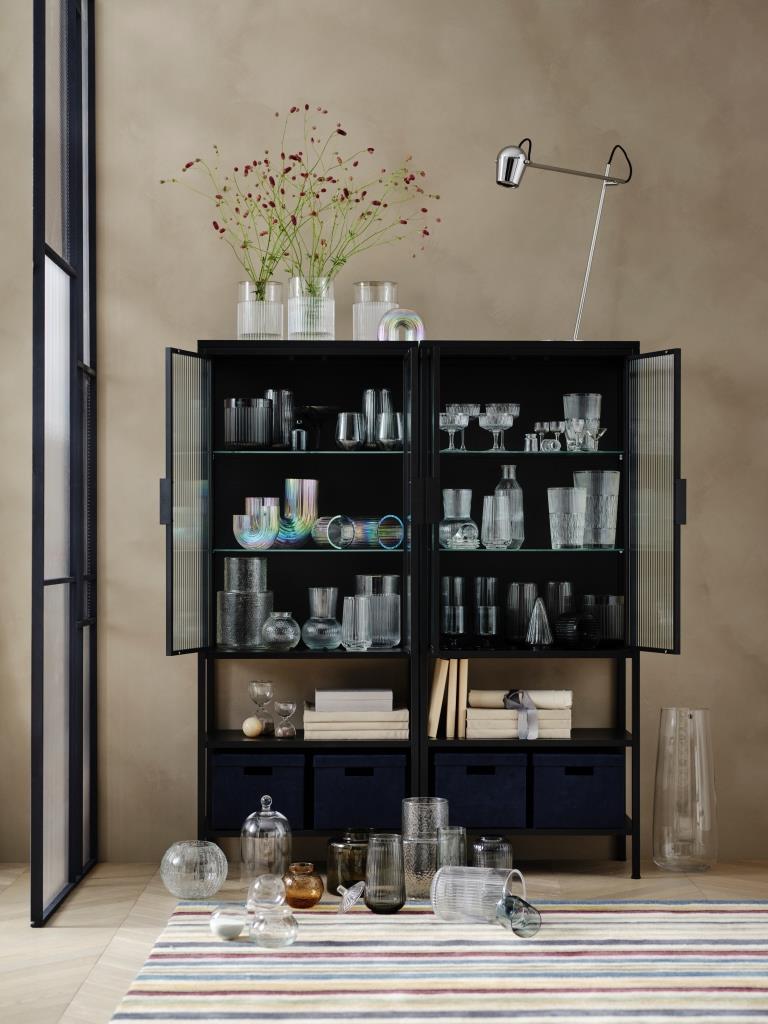 Witryna MOSSJÖN jest tak wszechstronna, że będzie pasować do każdego pomieszczenia i może służyć do wszystkiego od ekspozycji ulubionych wazonów i zastawy po przechowywanie pościeli lub ręczników.