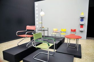 Bauhaus wiązał się z wykształceniem wszystkich artystów za pomocą jednakowego kursu wprowadzającego o formach, materiałach i kolorach.