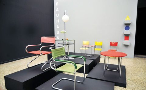 Bauhaus wiązał się z wykształceniem wszystkich artystów za pomocą jednakowego kursu wprowadzającego o formach, materiałach i kolorach.