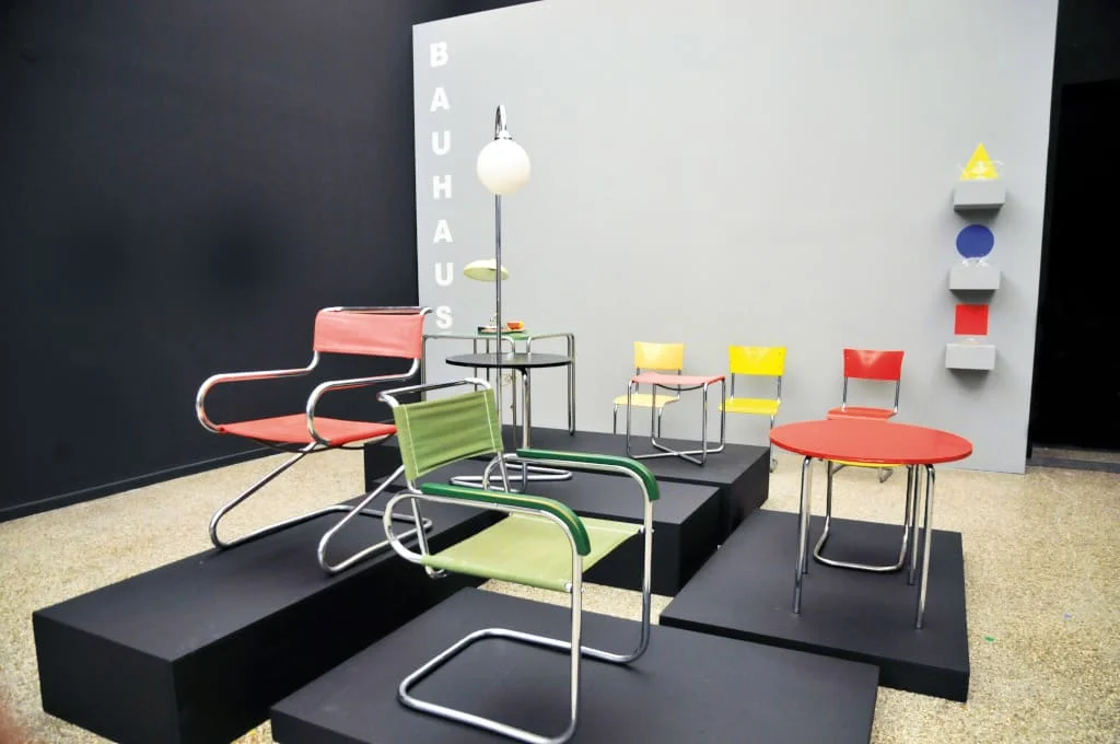 Bauhaus wiązał się z wykształceniem wszystkich artystów za pomocą jednakowego kursu wprowadzającego o formach, materiałach i kolorach.