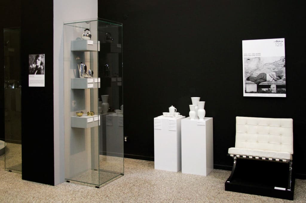 Na wystawie zobaczyć można plakaty promocyjne z archiwów Bauhausu, prototypy naczyń porcelanowych meble, naczynia porcelanowe i przedmioty użytkowe.