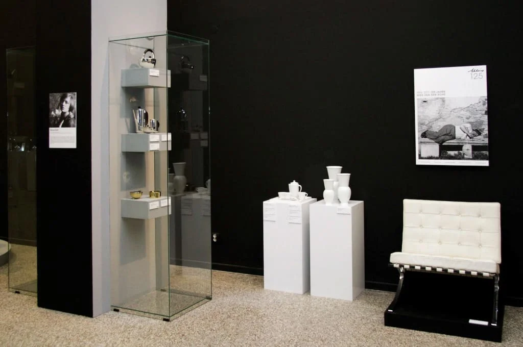 Na wystawie zobaczyć można plakaty promocyjne z archiwów Bauhausu, prototypy naczyń porcelanowych meble, naczynia porcelanowe i przedmioty użytkowe.