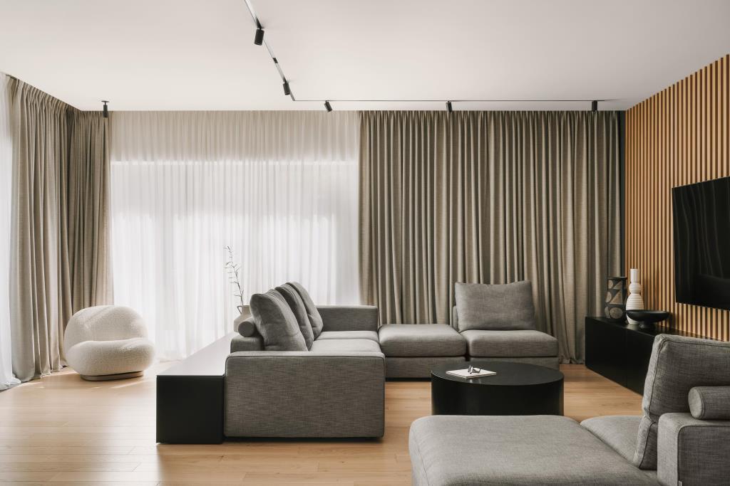 Projekt domu o powierzchni 300 m2 autorstwa pracowni Zimon Studio - widok na salon.