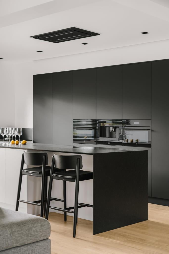 Projekt domu o powierzchni 300 m2 autorstwa pracowni Zimon Studio - widok na kuchnię.