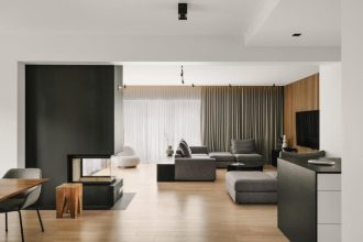 Projekt domu o powierzchni 300 m2 autorstwa pracowni Zimon Studio - widok na salon.