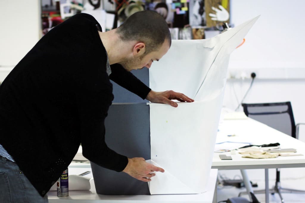 Benjamin Hubert przy pracy nad prototypem fotela „Garment”.