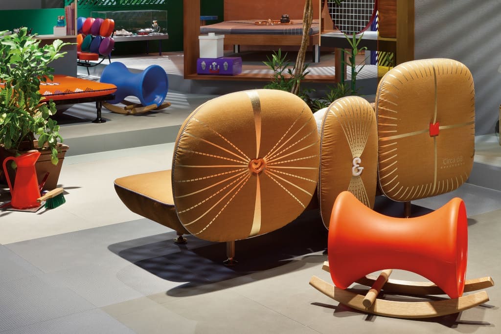 Za kanapą w salonie „Das Haus” jest znakomite miejsce do zabawy dla dzieci. Na pierwszym planie bujak „Rocking Horse Rocker” (proj. DoshiLevien, prod. Richard Lampert).