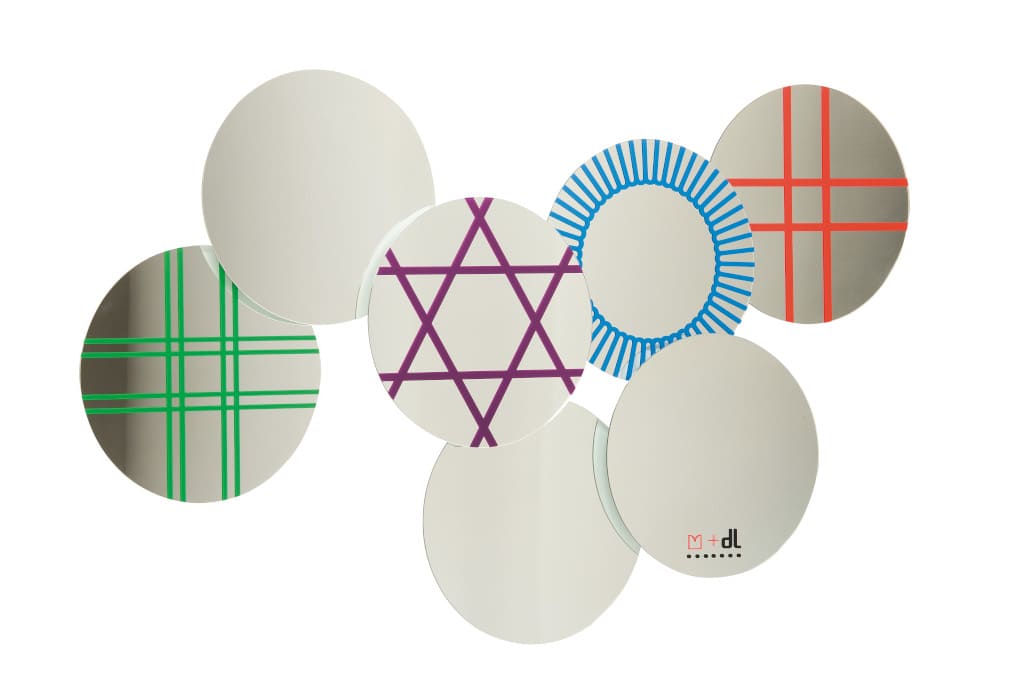 Lustra „Sheesha” firmy Moroso to odwzorowanie w dużej skali maleńkich lusterek naszywanych przez Hinduski na tkaninach.