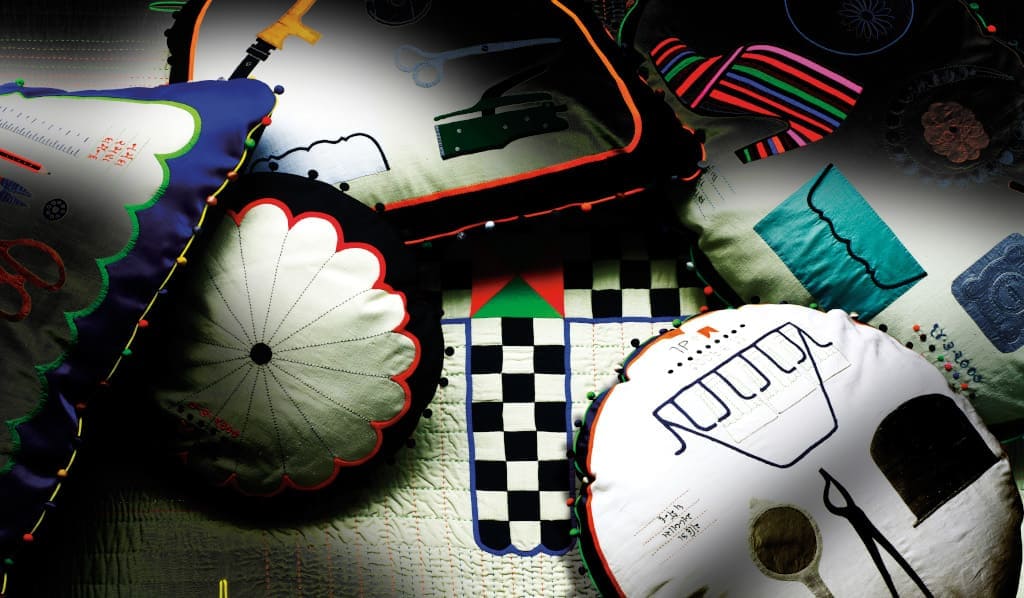 Poduszki do sof „Charpoy” zdobią hafty z zestawami rzemieślniczych narzędzi (proj. DoshiLevien, prod. Moroso).