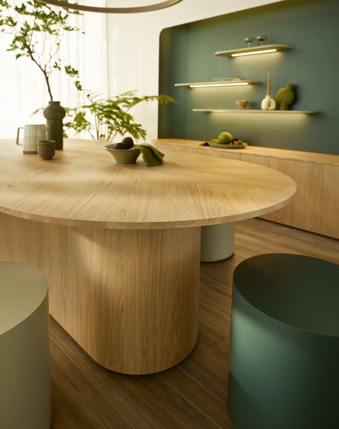 Nowa struktura ST40 Feelwood Oakgrain przynosi dotyk natury w ramach Kolekcji materiałów dekoracyjnych 24+. Matowe wykończenie tej struktury zsynchronizowanej z obrazem dekoru nadaje jej imponująco autentyczny wygląd i wrażenia dotykowe. Fot. EGGER Holzwerkstoffe. 