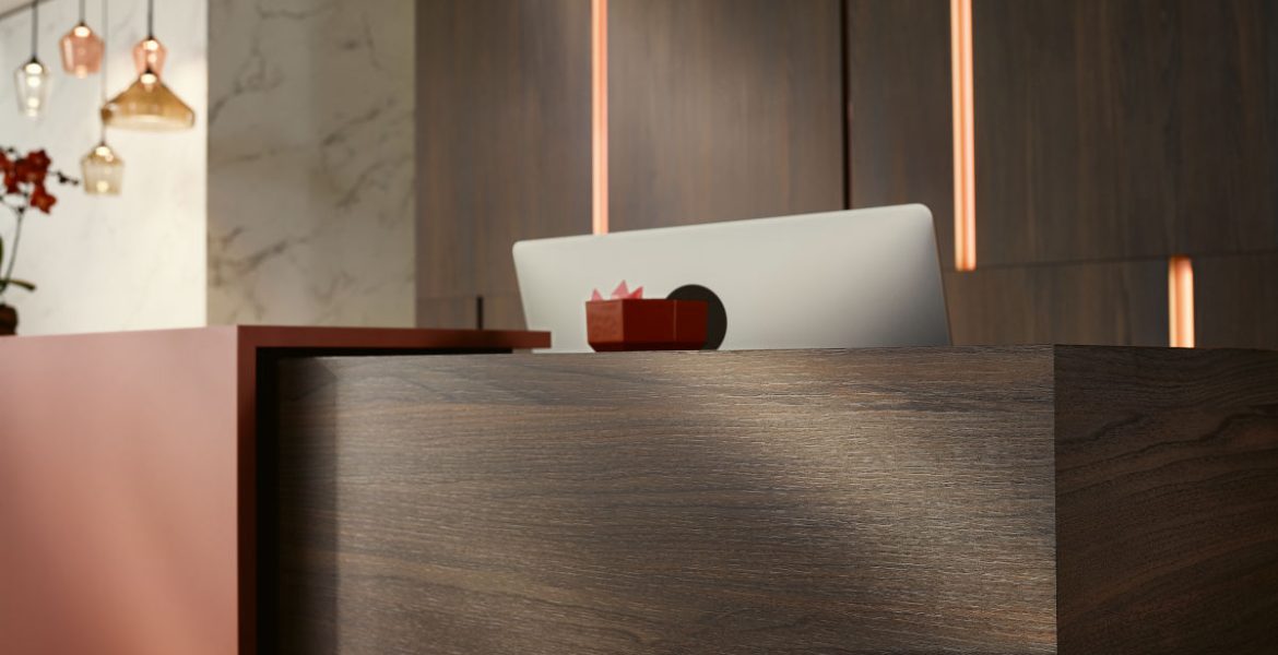 Nowatorski matowy lakier i powierzchnia TM12 PerfectSense Omnipore Matt zmniejsza odbicia światła, zapewniając reprodukcjom ciemnego drewna szlachetny, naturalny wygląd. Fot. EGGER Holzwerkstoffe.