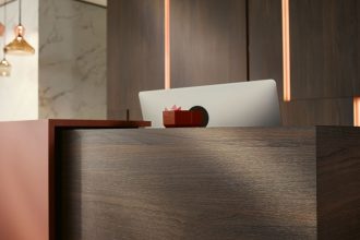 Nowatorski matowy lakier i powierzchnia TM12 PerfectSense Omnipore Matt zmniejsza odbicia światła, zapewniając reprodukcjom ciemnego drewna szlachetny, naturalny wygląd. Fot. EGGER Holzwerkstoffe.