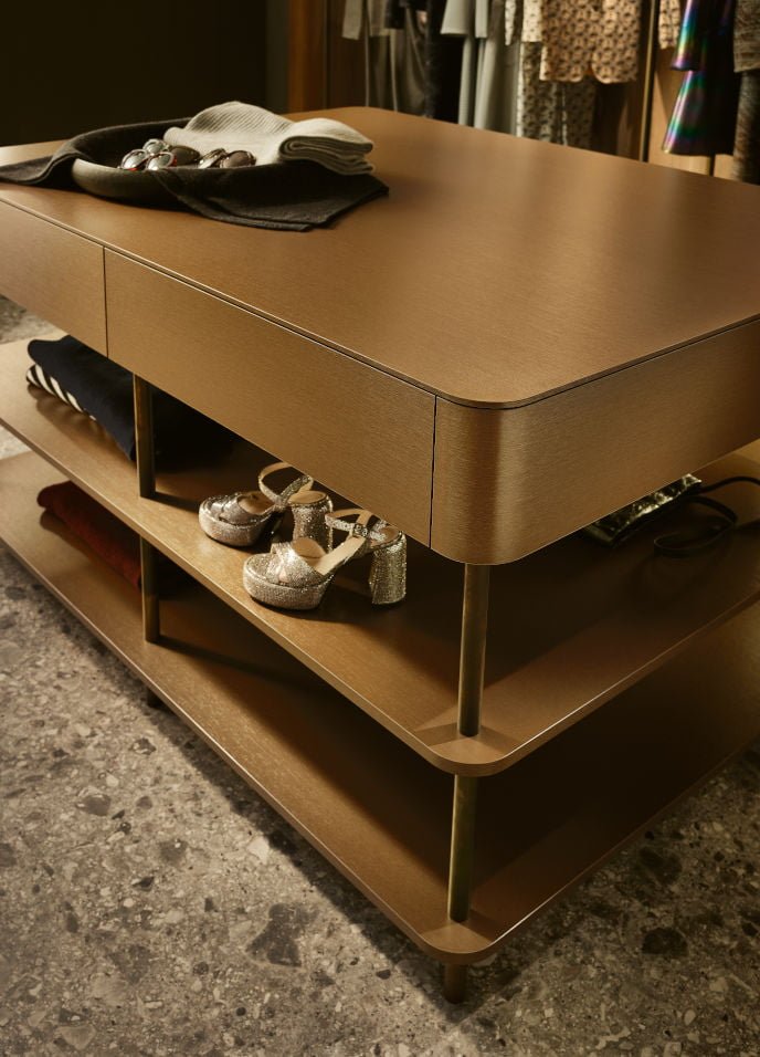 Unowocześniona struktura ST20 Metal Brushed zapewnia imponująco realny wygląd szczotkowanego metalu. Ponadto nadaje wszystkim elementom mebli wyjątkowy charakter i wrażenia dotykowe. Fot. EGGER Holzwerkstoffe. 