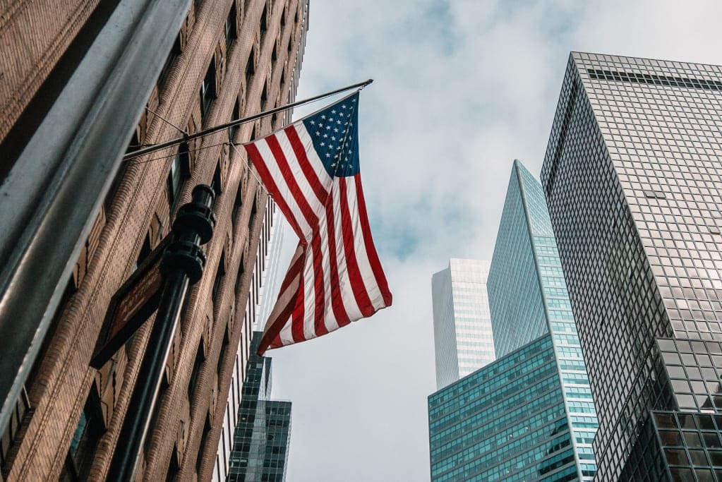 Flaga USA na wieżowcu.