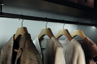 Hafele - garderoba Multi - zbliżenie na wieszaki podświetlone