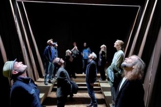 Targi meblowe w Sztokolmie zaprosiły studio Jordens Arkitekter, by zaprezentowało wizjonerską wystawę na temat zrównoważonego budownictwa przyszłości.