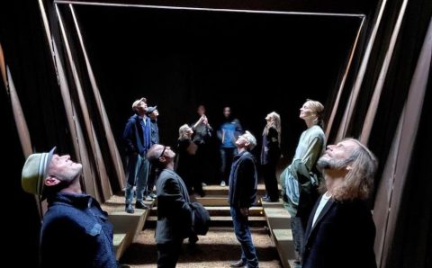 Targi meblowe w Sztokolmie zaprosiły studio Jordens Arkitekter, by zaprezentowało wizjonerską wystawę na temat zrównoważonego budownictwa przyszłości.