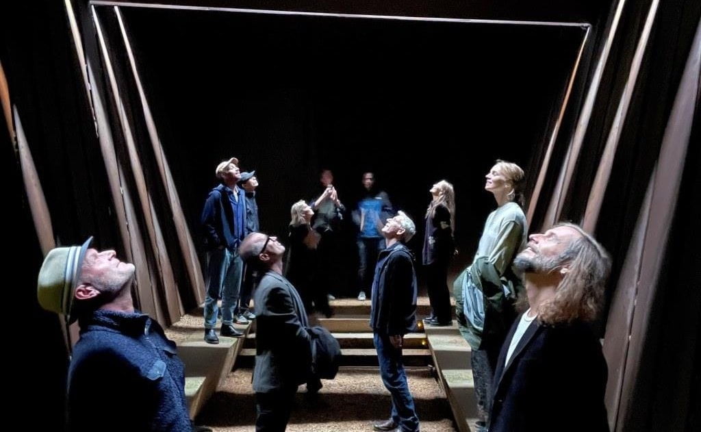 Targi meblowe w Sztokolmie zaprosiły studio Jordens Arkitekter, by zaprezentowało wizjonerską wystawę na temat zrównoważonego budownictwa przyszłości.