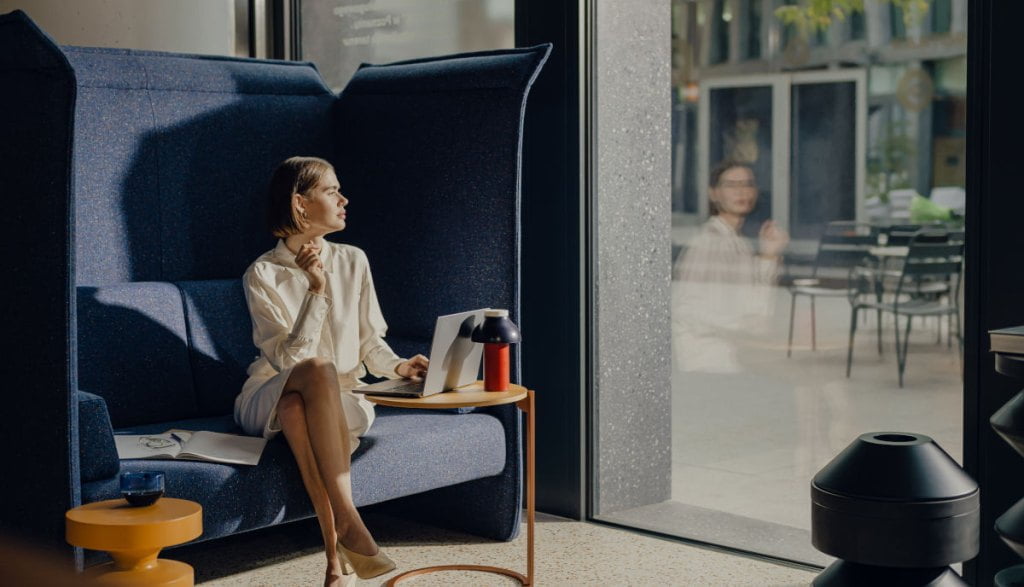 Kolekcja Chat składająca się z trzech różnych wariantów, któremu nadano wyjątkowo przyjazny charakter czerpiąc inspirację z kształtu poduszek. Proj.: Pawlak&Stawarski w ramach Alchemia Współpracy marki Motiv Home