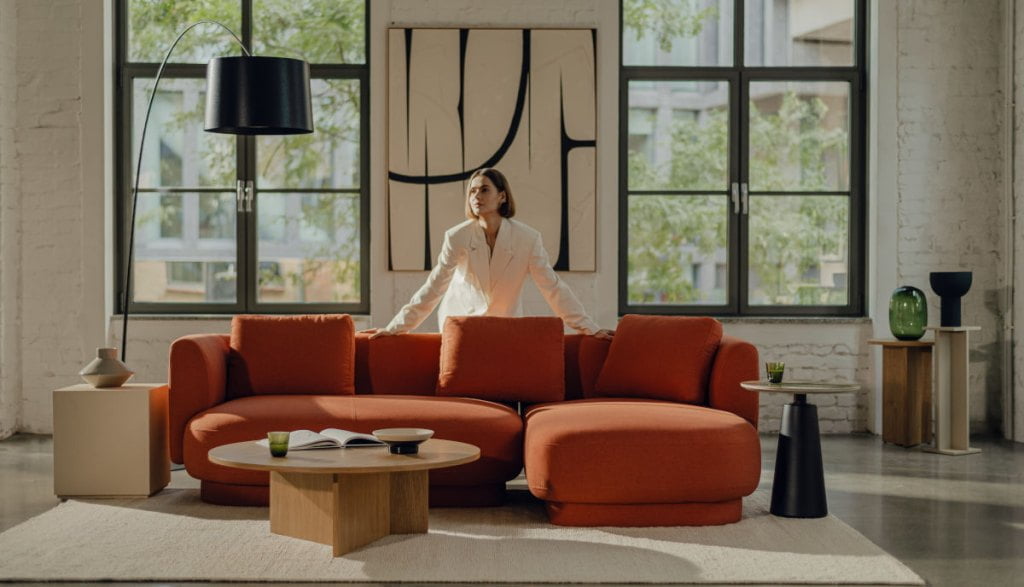 Sofa Isa o minimalistycznym designie i delikatnych, zaokrąglonych kształtach. Proj.: Nikodem Szpunar w ramach Alchemia Współpracy marki Motiv Home