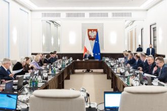 Nowy rząd podczas posiedzenia Rady Ministrów.