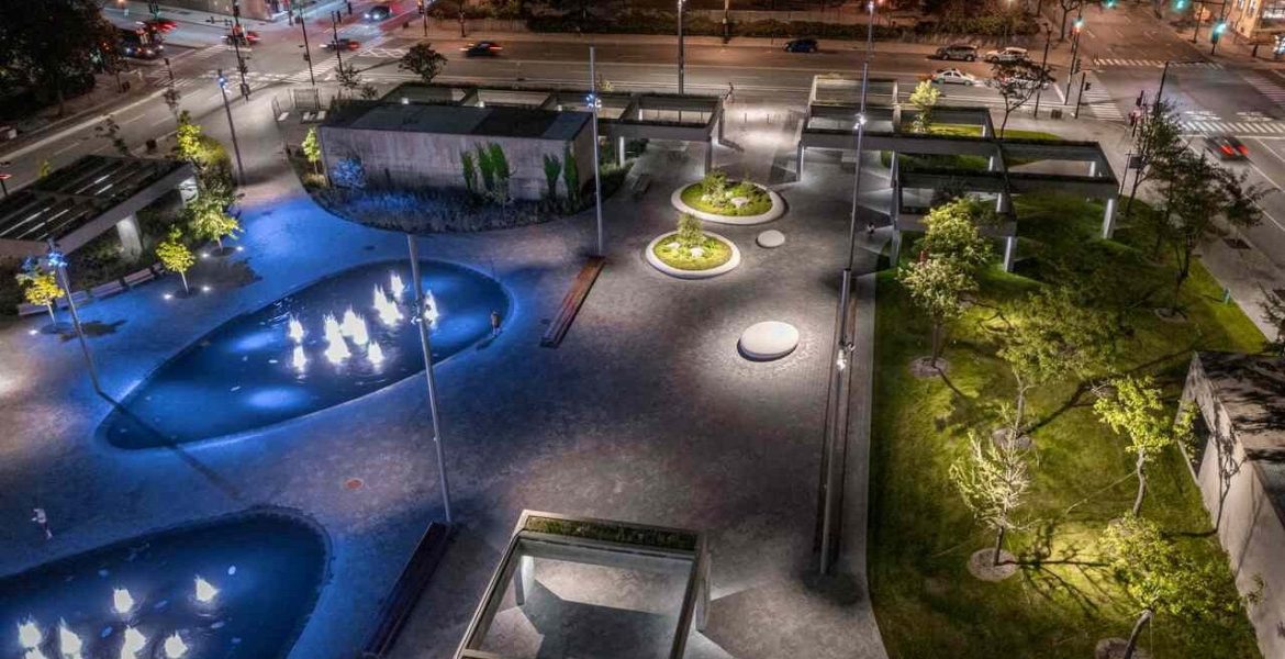 Aranżowany światłem skwer w Monteralu zaprojektowany przez Lightemotion.