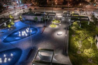 Aranżowany światłem skwer w Monteralu zaprojektowany przez Lightemotion.