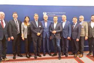 6 lutego 2024 r., po spotkaniu z kierownictwem Lasów Państwowych, przedstawiciele branży drzewnej przybyli do Ministerstwa Rozwoju i Technologii.