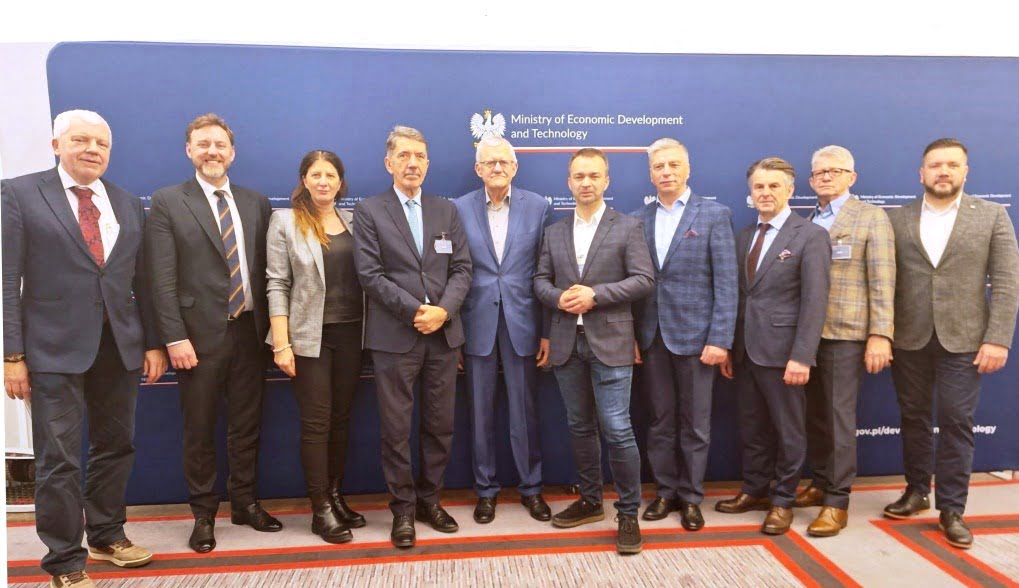 6 lutego 2024 r., po spotkaniu z kierownictwem Lasów Państwowych, przedstawiciele branży drzewnej przybyli do Ministerstwa Rozwoju i Technologii.