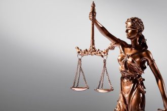 Temida, grecka bogini sprawiedliwości, jest powszechnym symbolem praworządności i bezstronności.