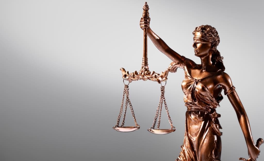 Temida, grecka bogini sprawiedliwości, jest powszechnym symbolem praworządności i bezstronności.