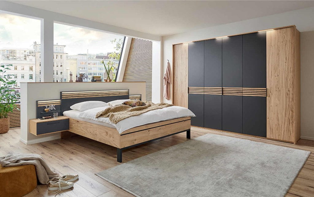 Co eksportować do Niemiec? Jakie meble? Solidne drewniane listwy w wezgłowiu łóżka małżeńskiego podkreślają naturalność i kunszt wykonania.