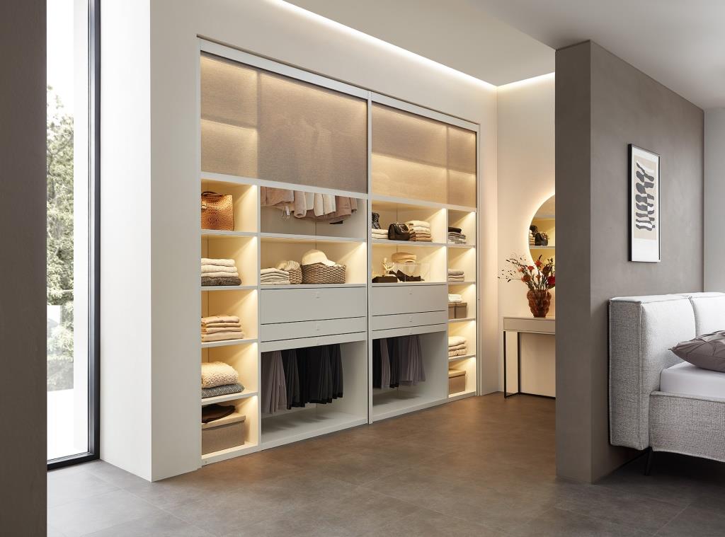 Co eksportować do Niemiec? Jakie meble? Zamiast tradycyjnych drzwiczek do szafek: front tekstylny. Można go obsługiwać za pomocą czujnika dotykowego i stanowi eleganckie rozwiązanie w przypadku mniejszych, nieco ciasnych przestrzeni.