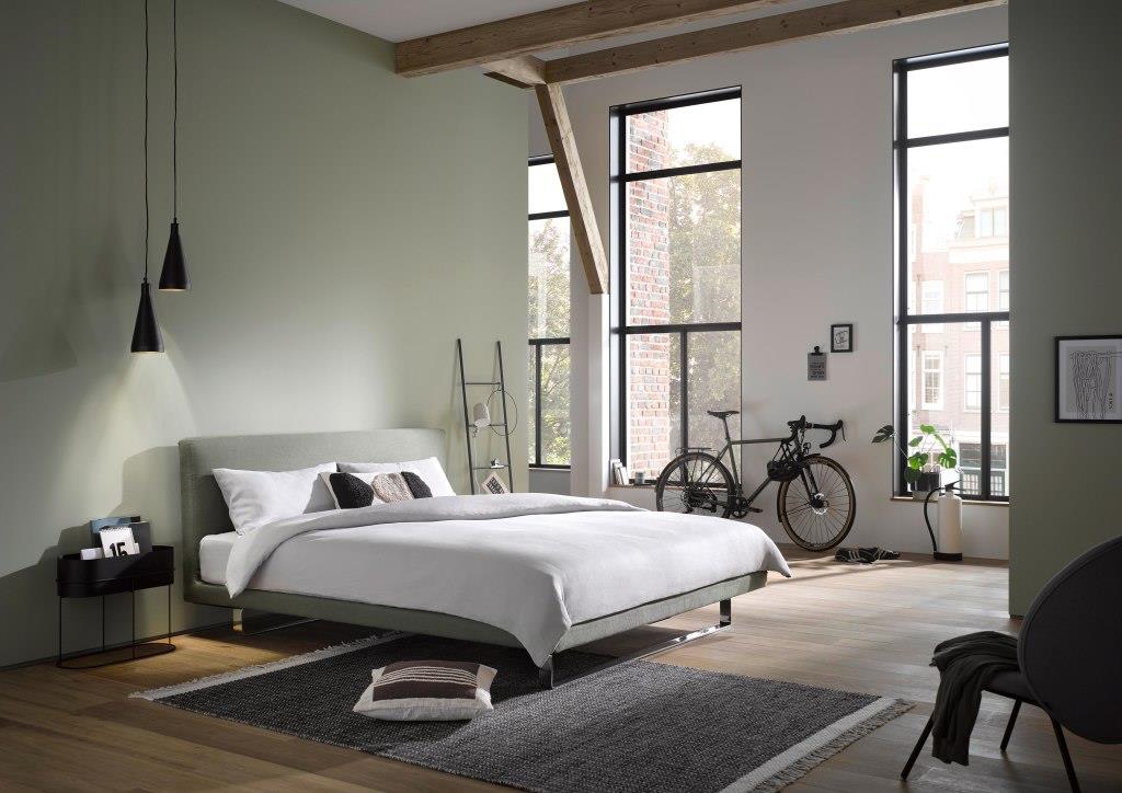 Co eksportować do Niemiec? Jakie meble? To łóżko tapicerowane zdaje się unosić nad ziemią.