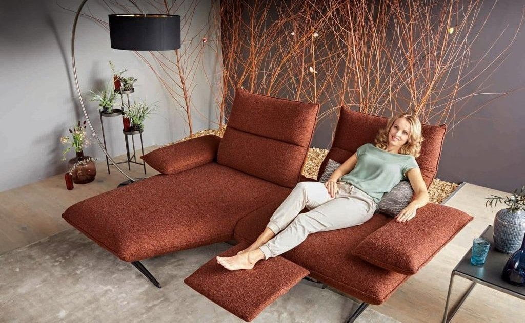 Co eksportować do Niemiec? Jakie meble? Funkcja relaksu przenosi każdy mebel na wyższy poziom komfortu. Wystarczy naciśnięcie przycisku, by ustawić podnóżek, siedzisko i oparcie w wygodnej, indywidualnie regulowanej pozycji leżącej. Fot. Koinor.