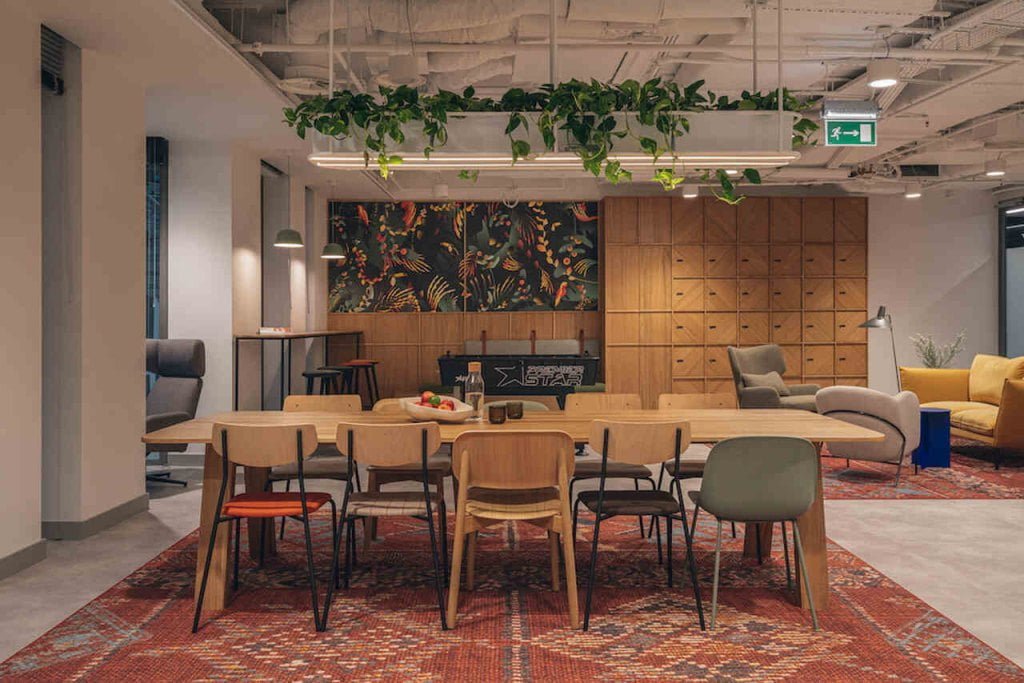 Przyjazne biuro autorstwa AKA Studio wygrywa z modelem pracy zdalnej lub hybrydowej.