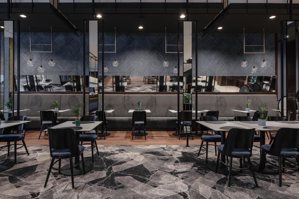 Restauracja Hilton Garden Inn Kraków Airport, realizacja AKA Studio.