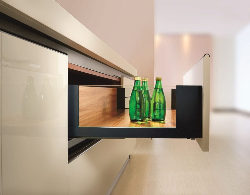 AMIX - otwarta szuflada SB10 z zielonymi butelkami  w białej kuchni
