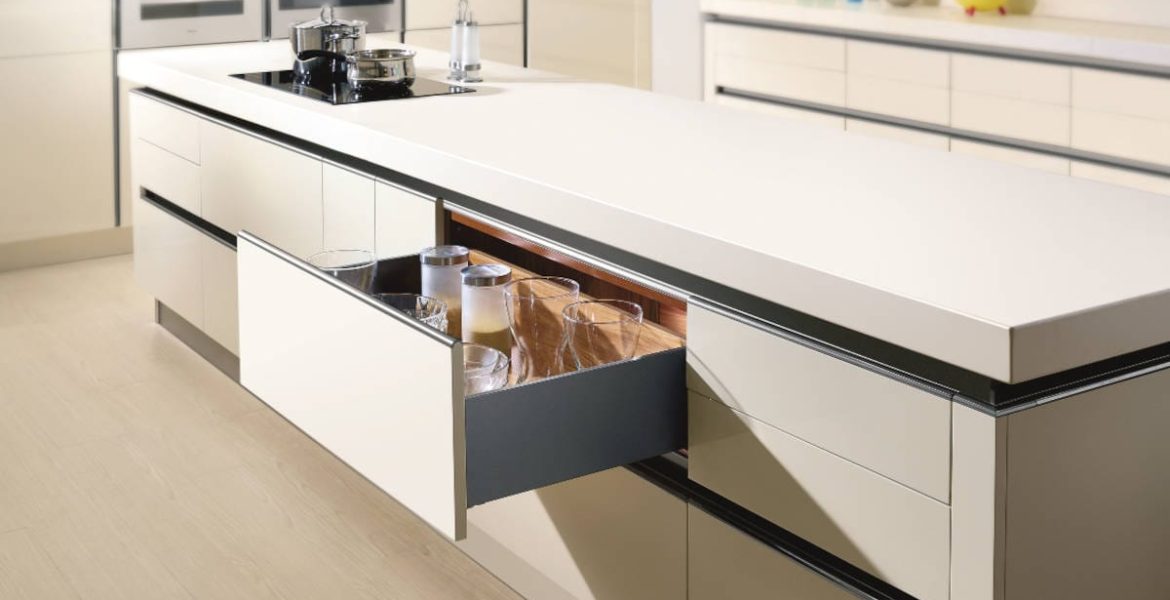 AMIX - otwarta szuflada AB10 w białej kuchni